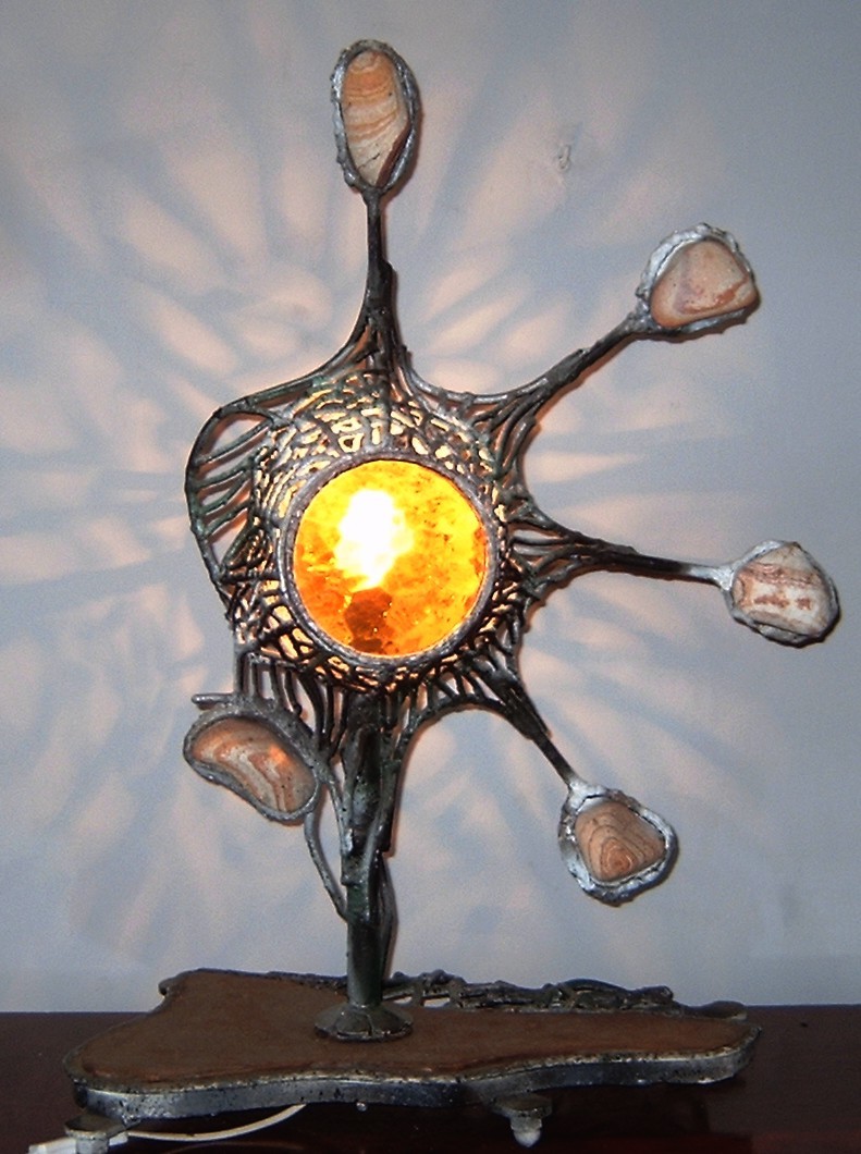 Lampa stojąca z kamieniami ozdobnymi