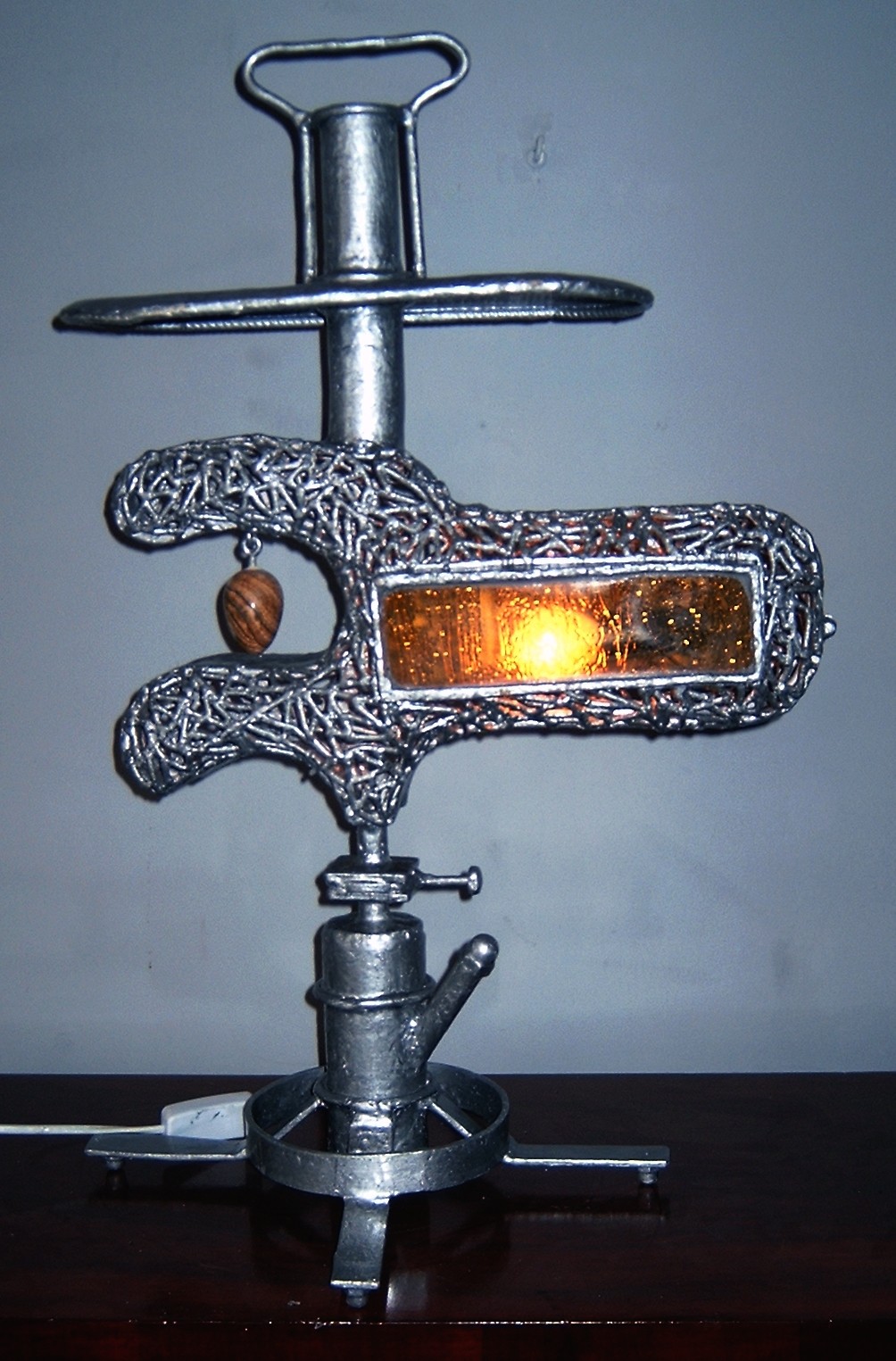 Lampa -rzeźba  stojąca z wiszącym agatem 